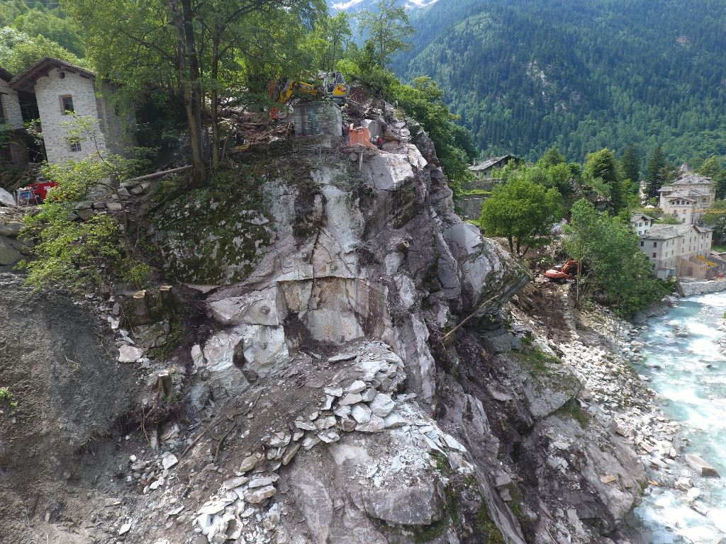 Demolizione controllata di parete rocciosa instabile in val Bregaglia (CH)